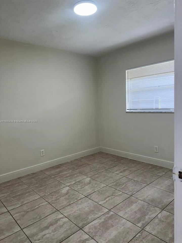 4141 Sw 20th St #3 - Photo 6 of 7