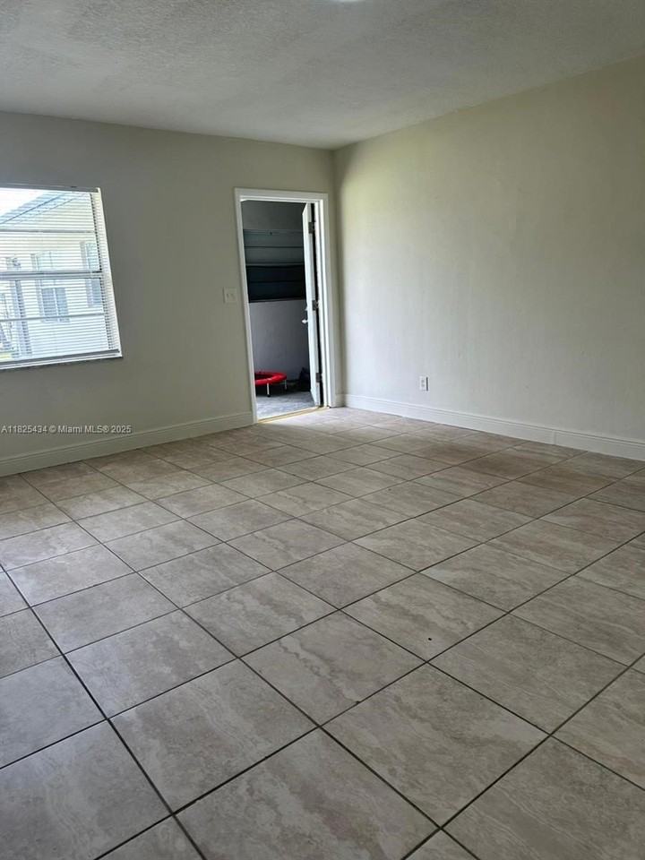 4141 Sw 20th St #3 - Photo 7 of 7