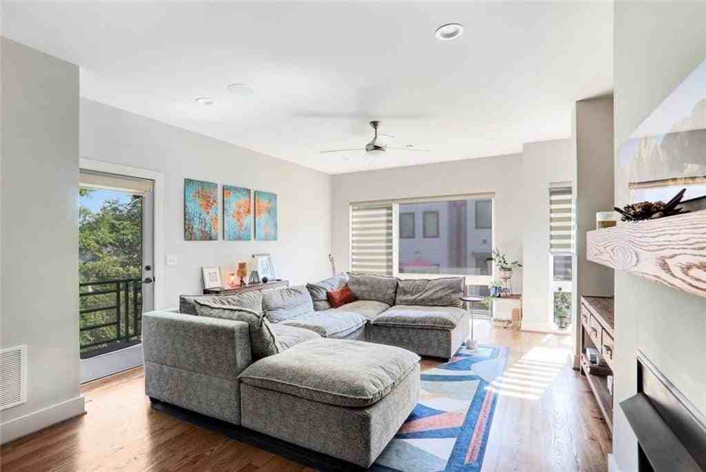 623 NE Irwin Street Street NE - Photo 5 of 23