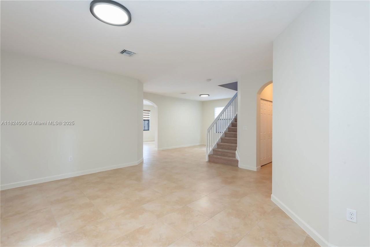 11510 Nw 88th Ln - Photo 3 of 8