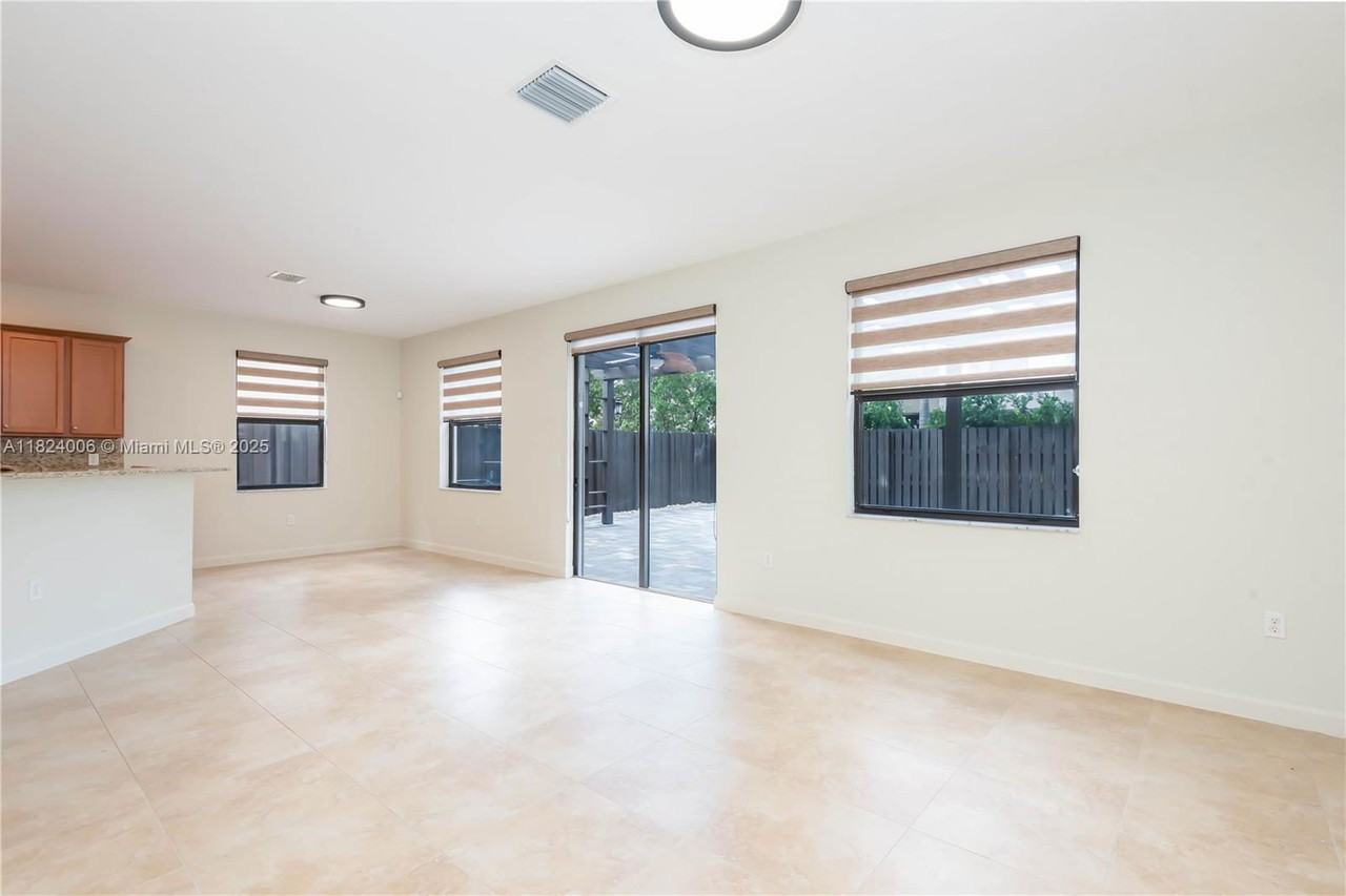 11510 Nw 88th Ln - Photo 4 of 8