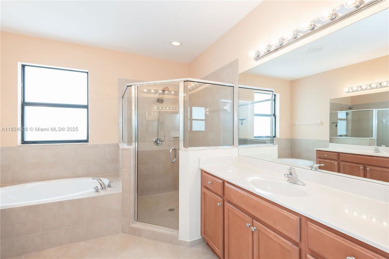 11510 Nw 88th Ln - Photo 6 of 8