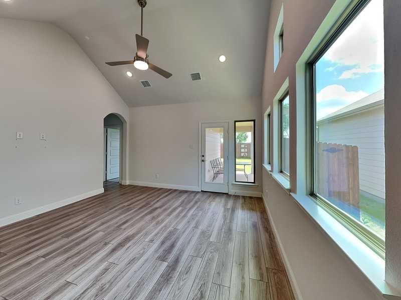 925 King St - Photo 2 of 15