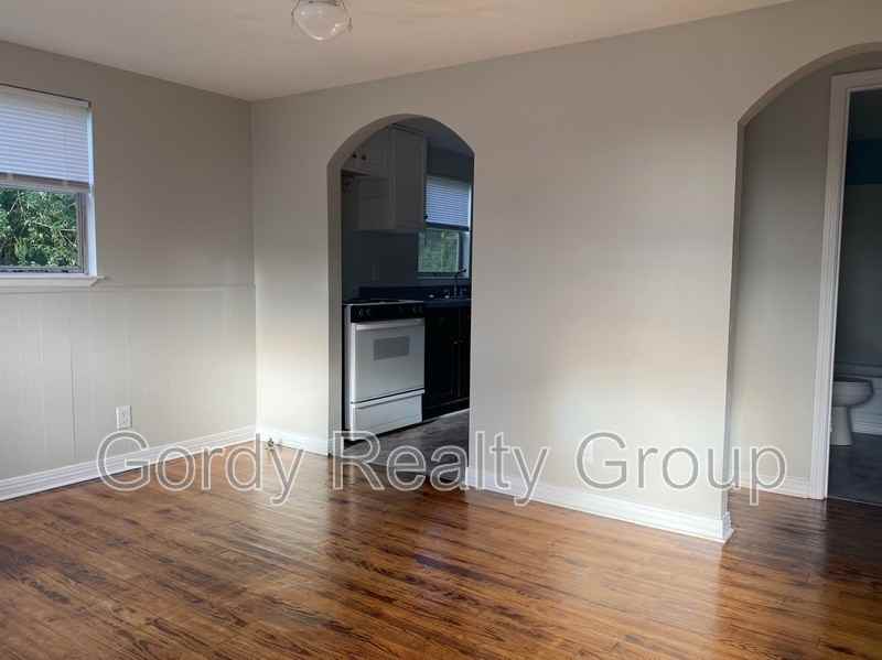 2814 Saint John St - Photo 2 of 5