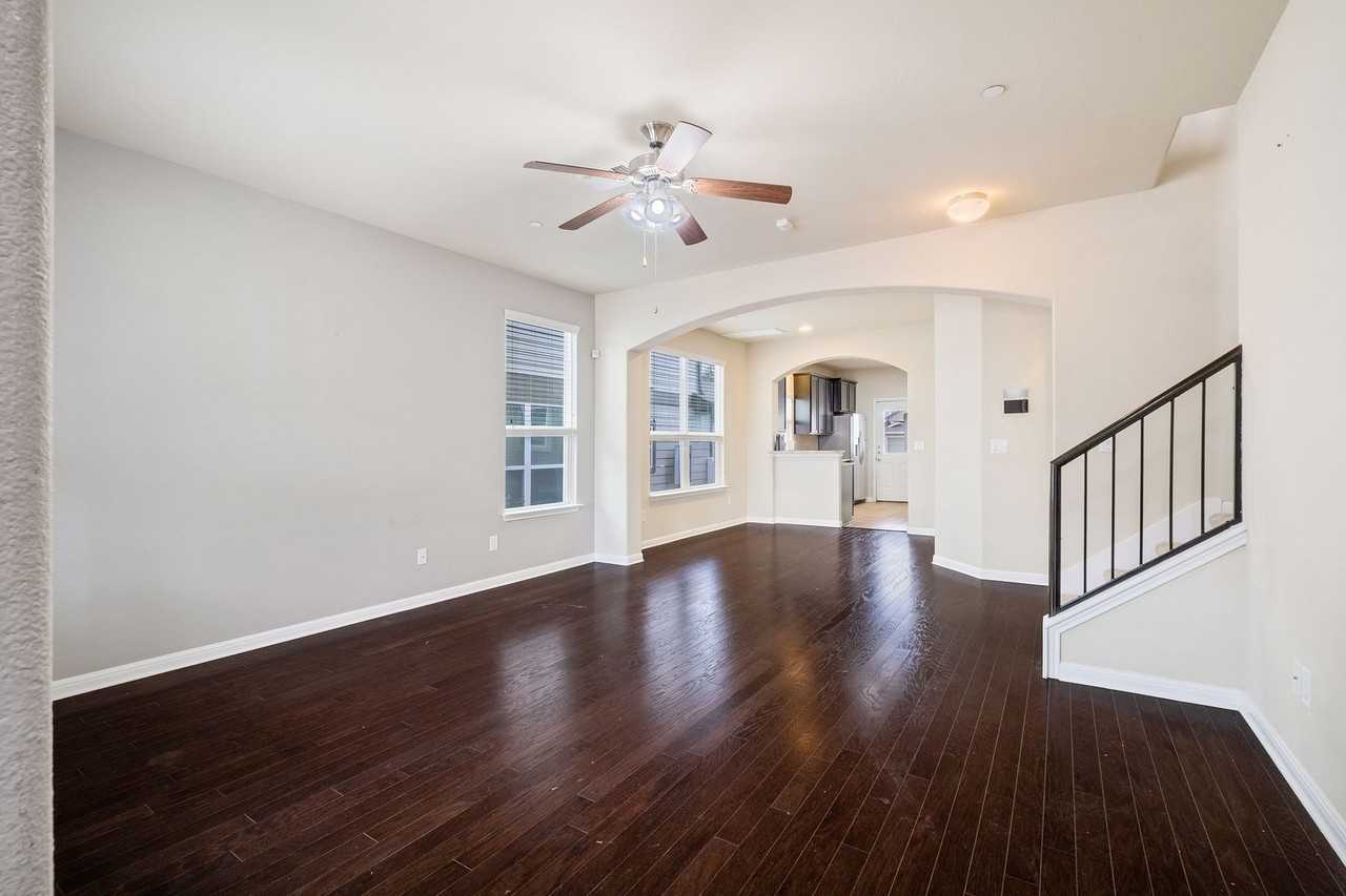 730 Lost Pines Ln - Photo 4 of 25