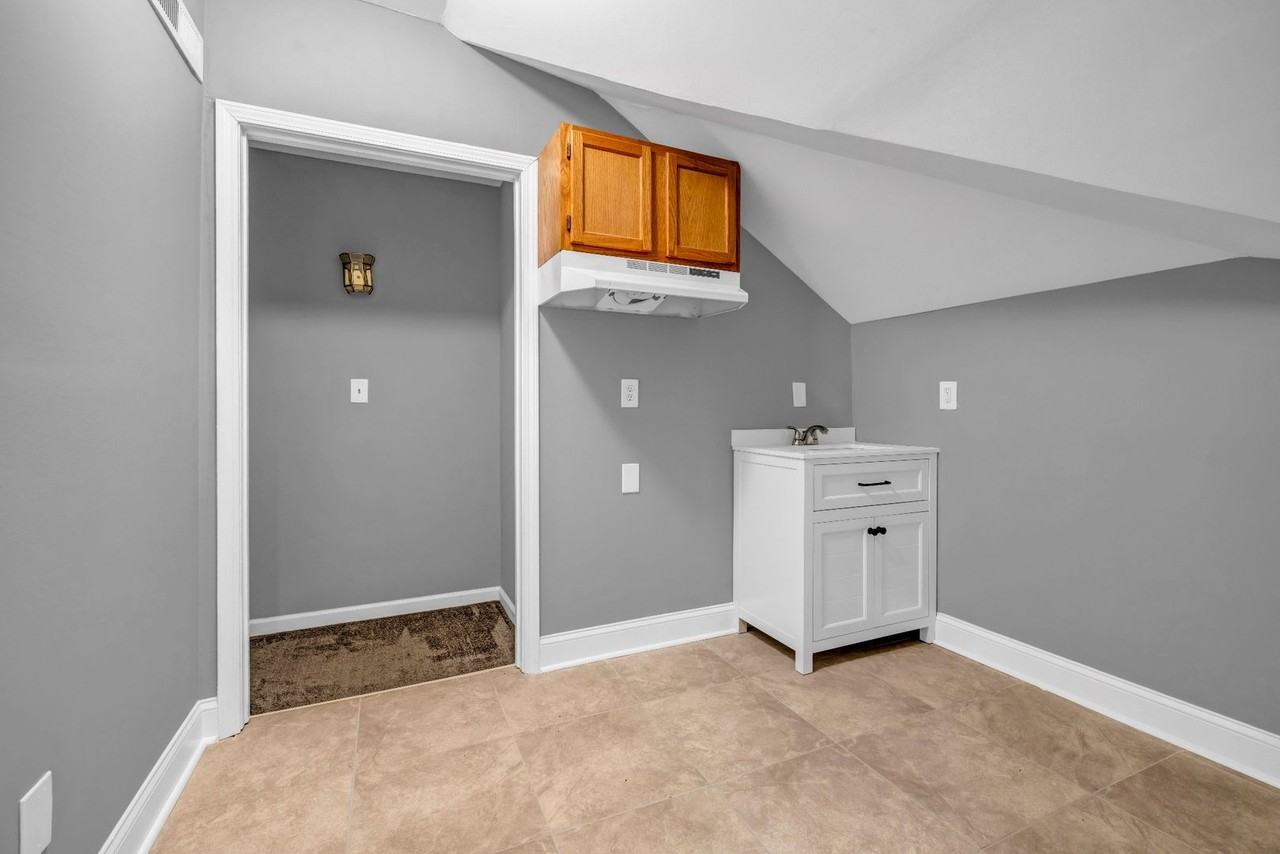 978 Hank Aaron Dr Se - Photo 2 of 19