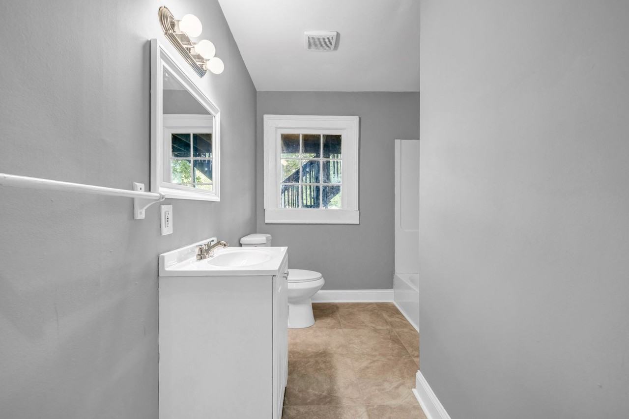 978 Hank Aaron Dr Se - Photo 3 of 19