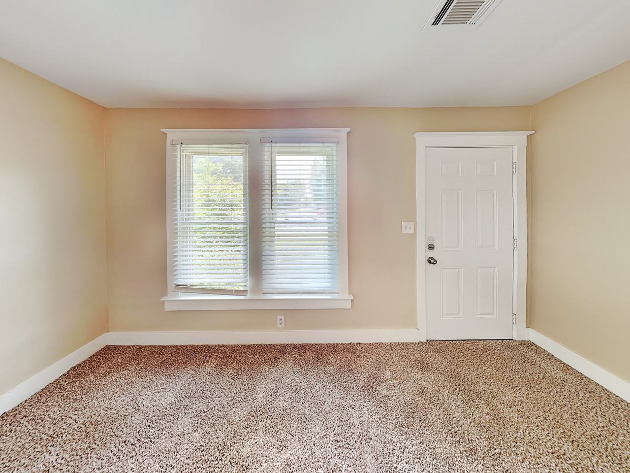 2497 Lakewood Ave Sw - Photo 4 of 17