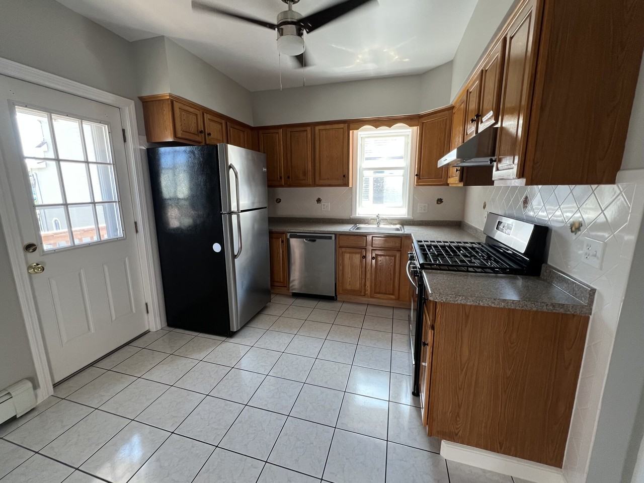 27A Montrose St - Photo 2 of 26