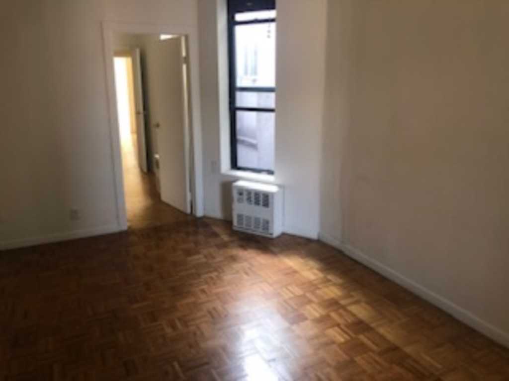 E 89th St #5W - Photo 2 of 8