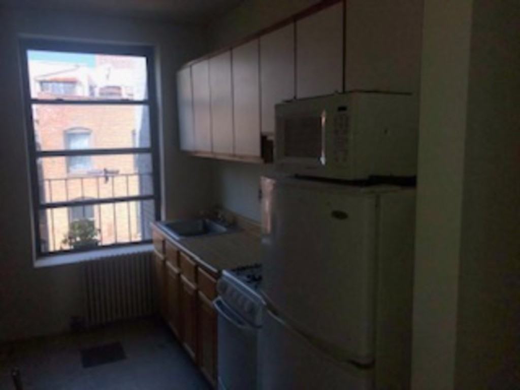 E 89th St #5W - Photo 3 of 8