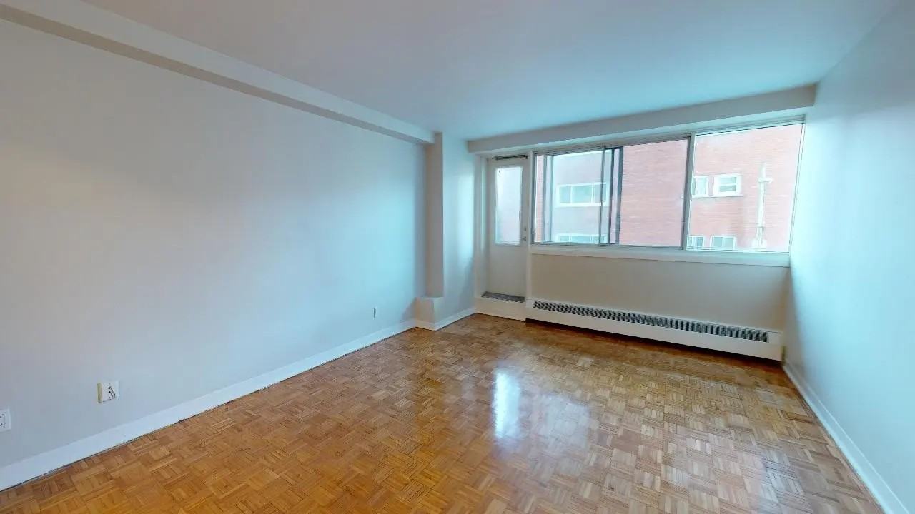 235 Rue Sherbrooke Ouest #1604 - Photo 3 of 11