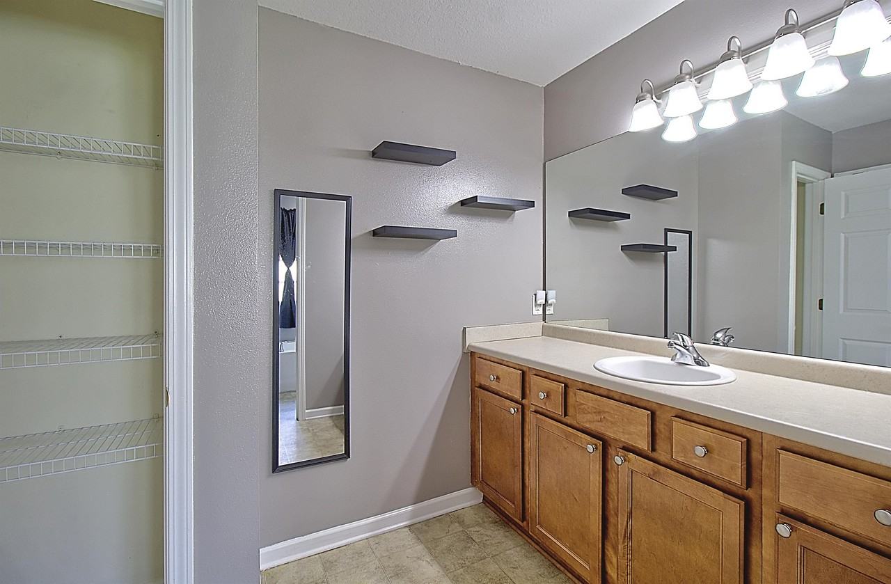 403 E Banks St - Photo 3 of 23