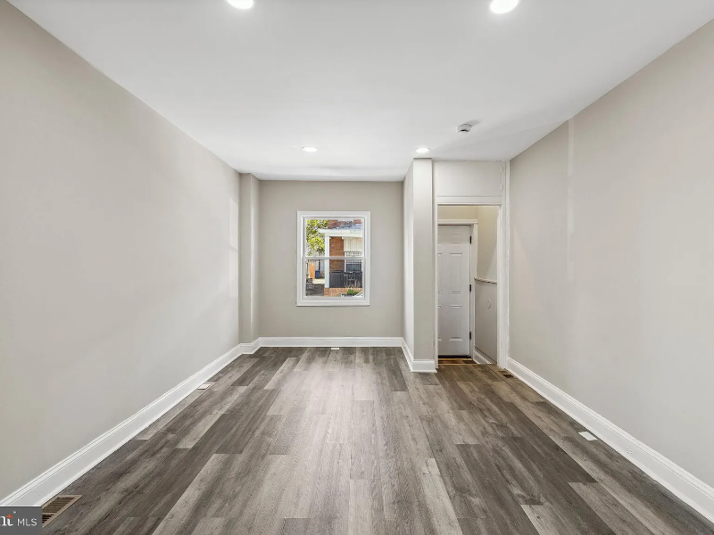 724 N Curley St - Photo 5 of 14