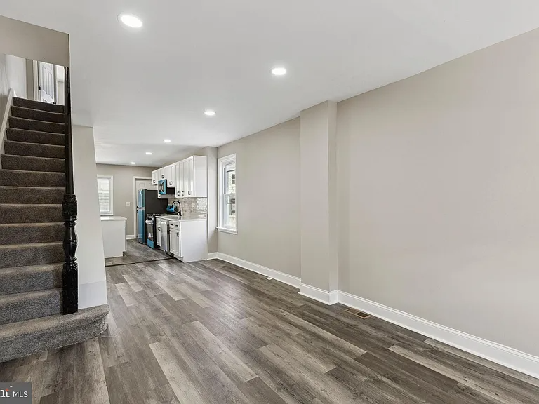 724 N Curley St - Photo 6 of 14