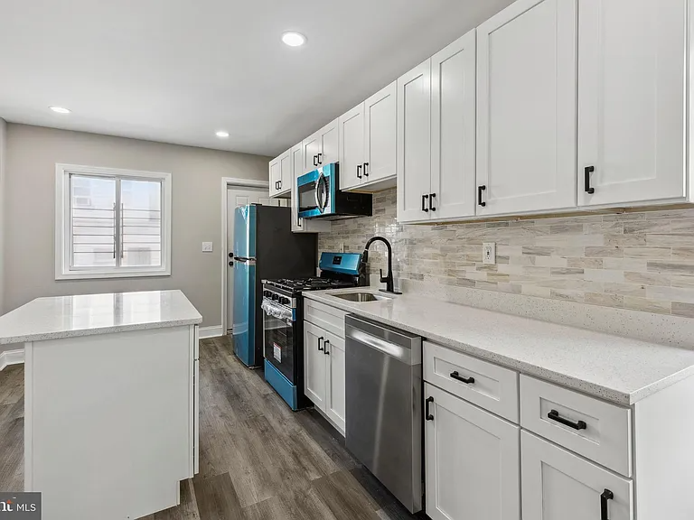 724 N Curley St - Photo 7 of 14