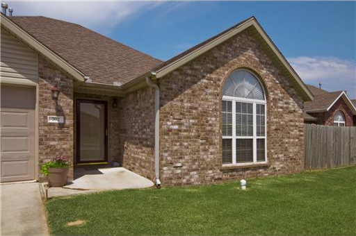 702 Topaz St - Photo 2 of 3