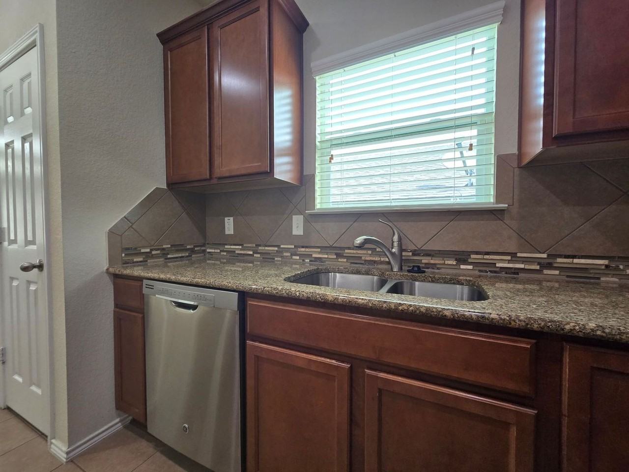9507 Adeel Dr - Photo 5 of 31