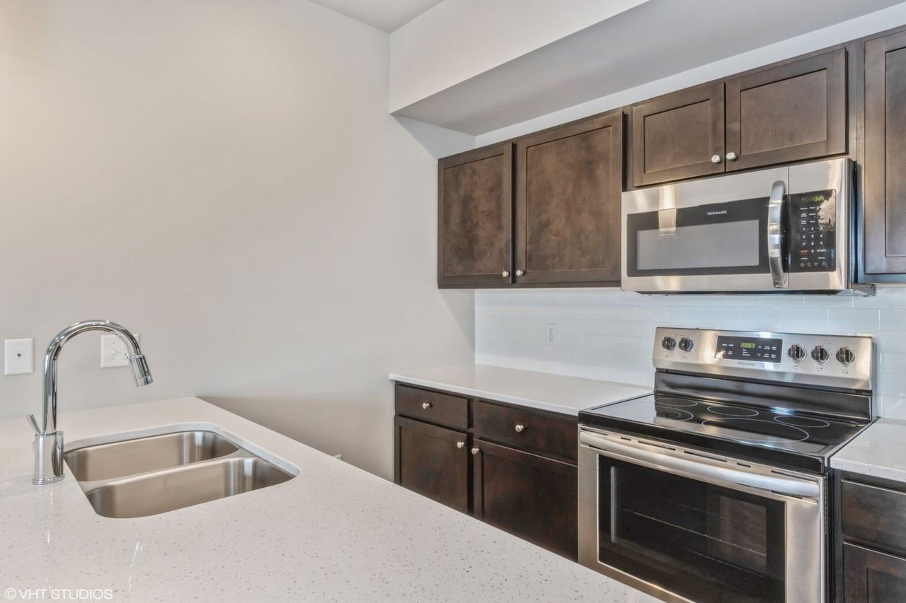 Big Ben Townhomes - Photo 4 of 11