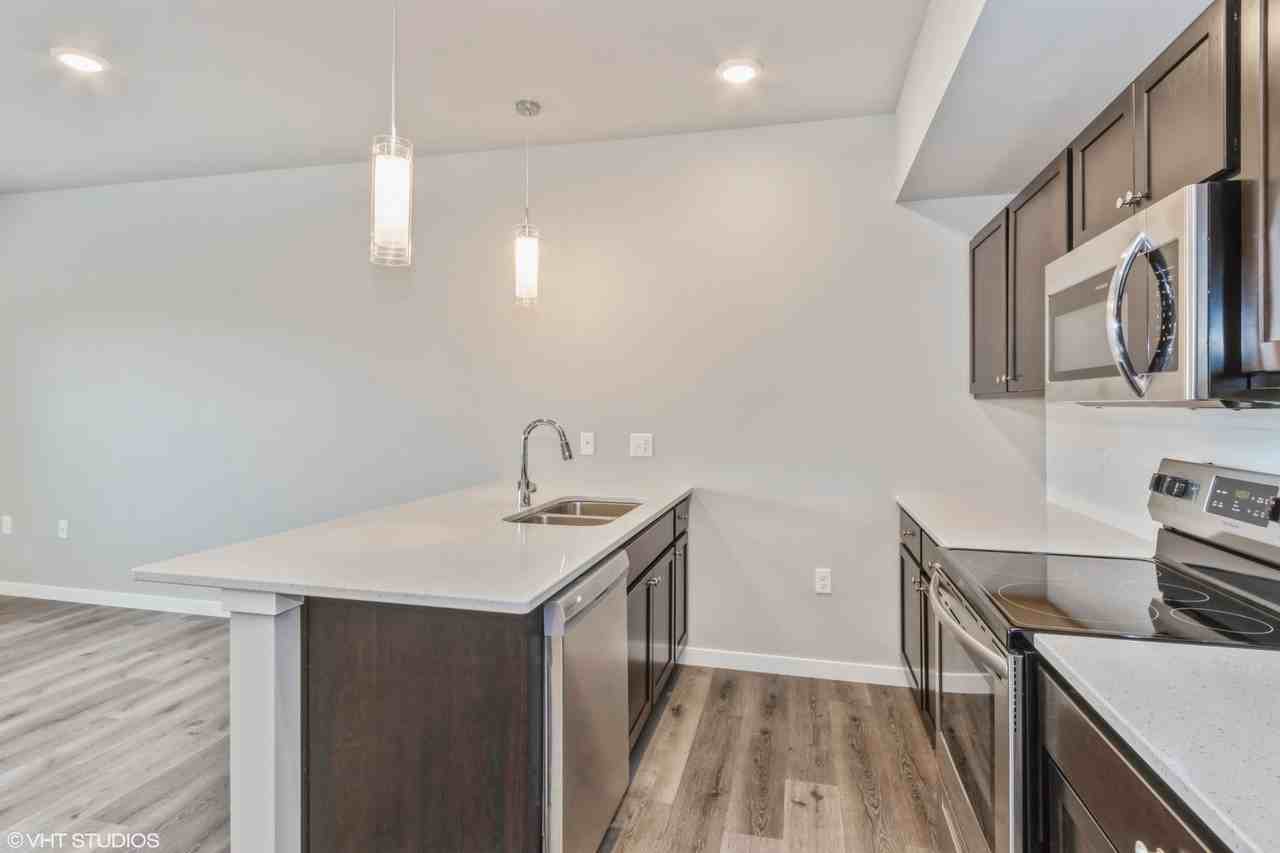 Big Ben Townhomes - Photo 5 of 11
