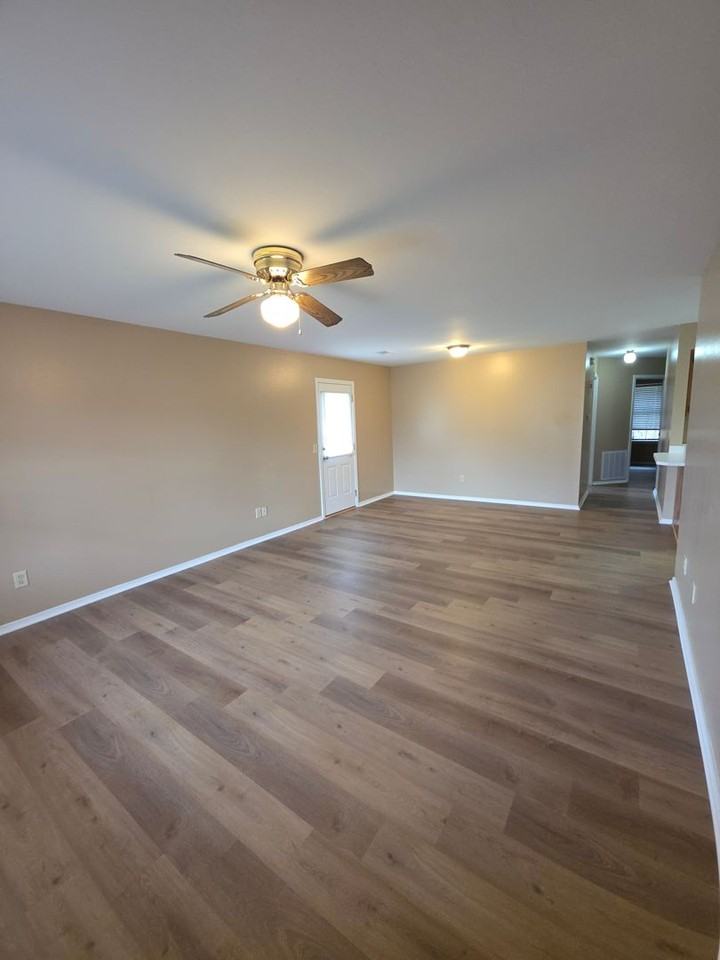 105 E 6th St - Photo 3 of 26
