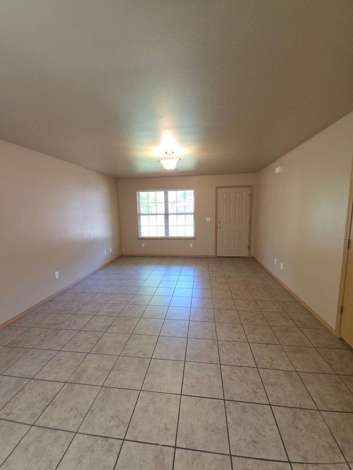 511 W 7th St - Photo 2 of 19