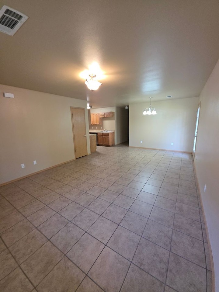 511 W 7th St - Photo 3 of 19