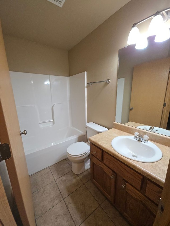 511 W 7th St - Photo 7 of 19