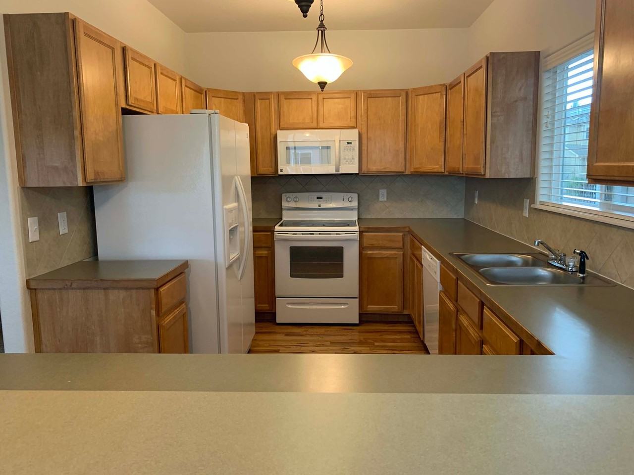 2462 Marshfield Ln - Photo 3 of 15
