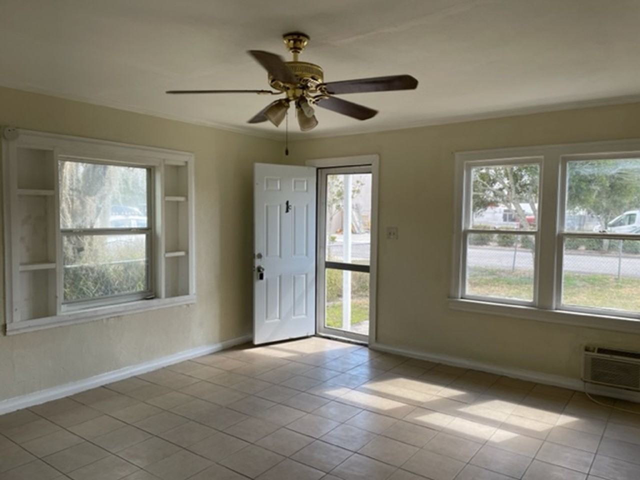 110 Orange Ave W - Photo 2 of 9