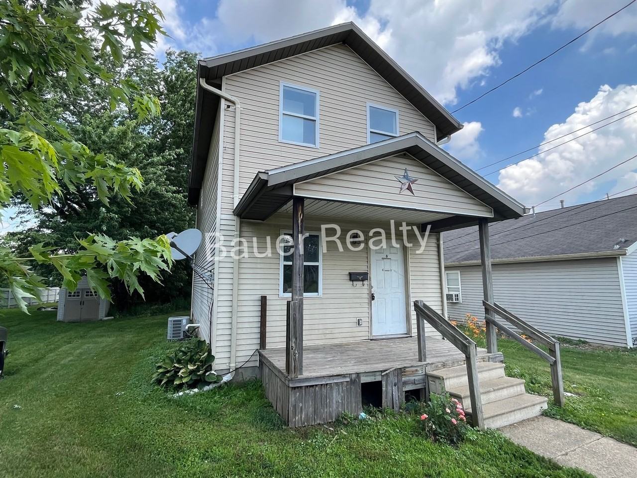 612 Pleasant St - Photo 3 of 15