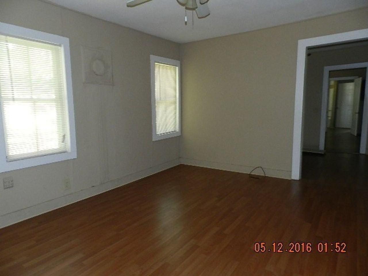 621 Mathis St - Photo 3 of 13