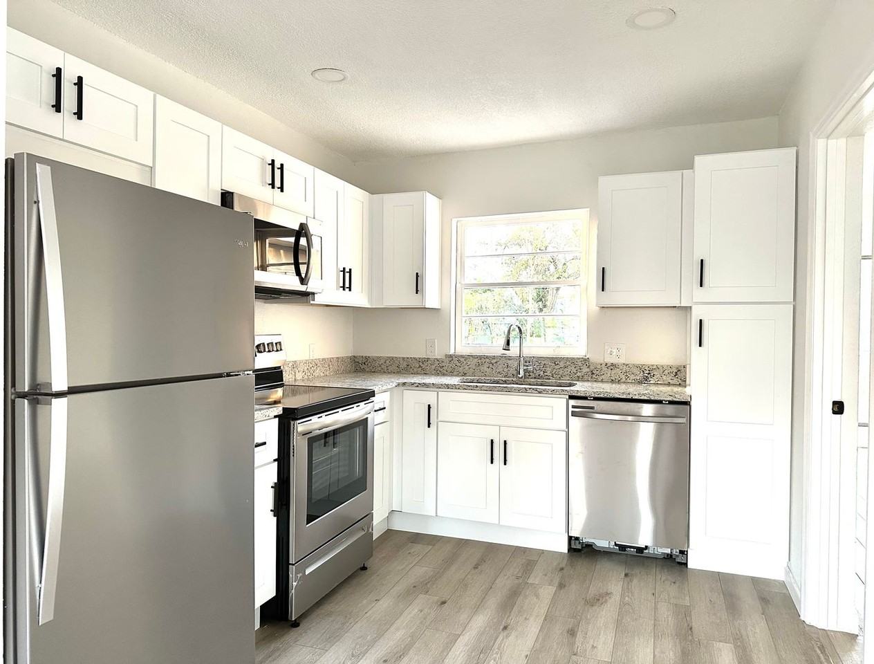 3106 E Washington St - Photo 2 of 9