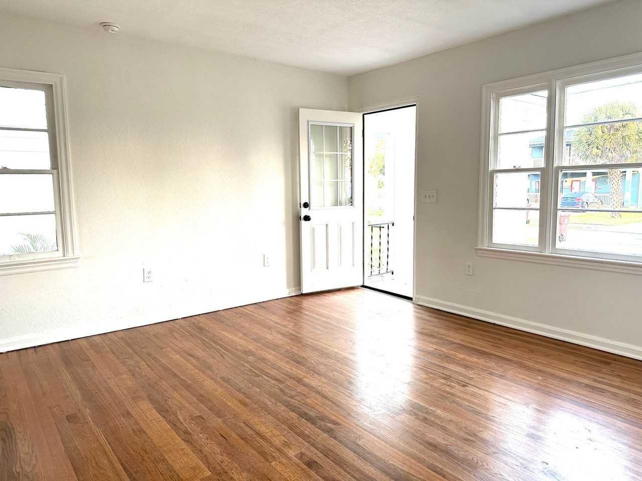 3106 E Washington St - Photo 3 of 9