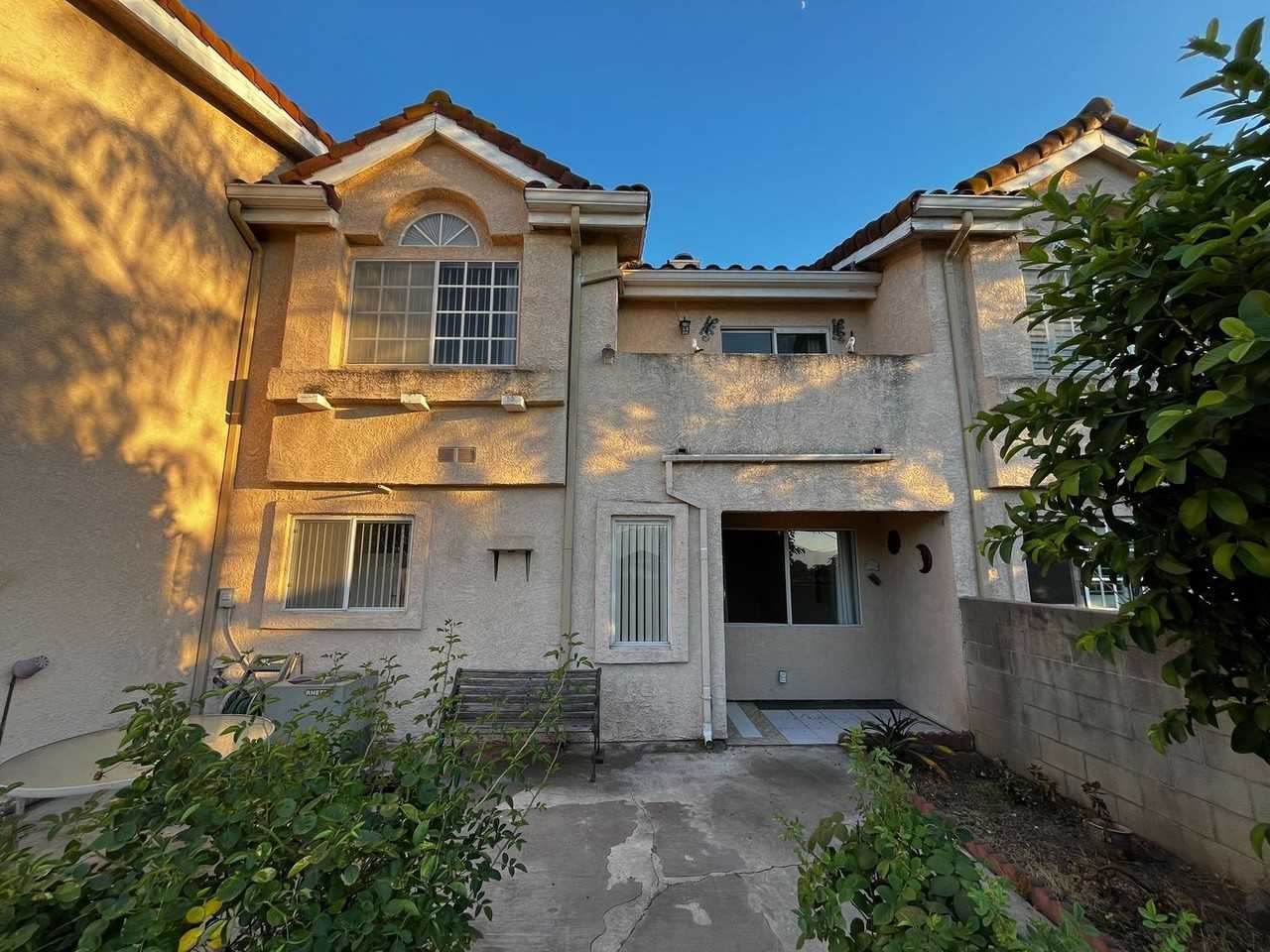 556 N 5th St #B - Photo 2 of 11