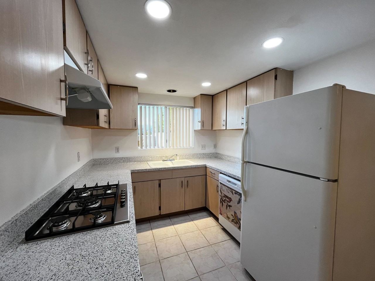 556 N 5th St #B - Photo 3 of 11