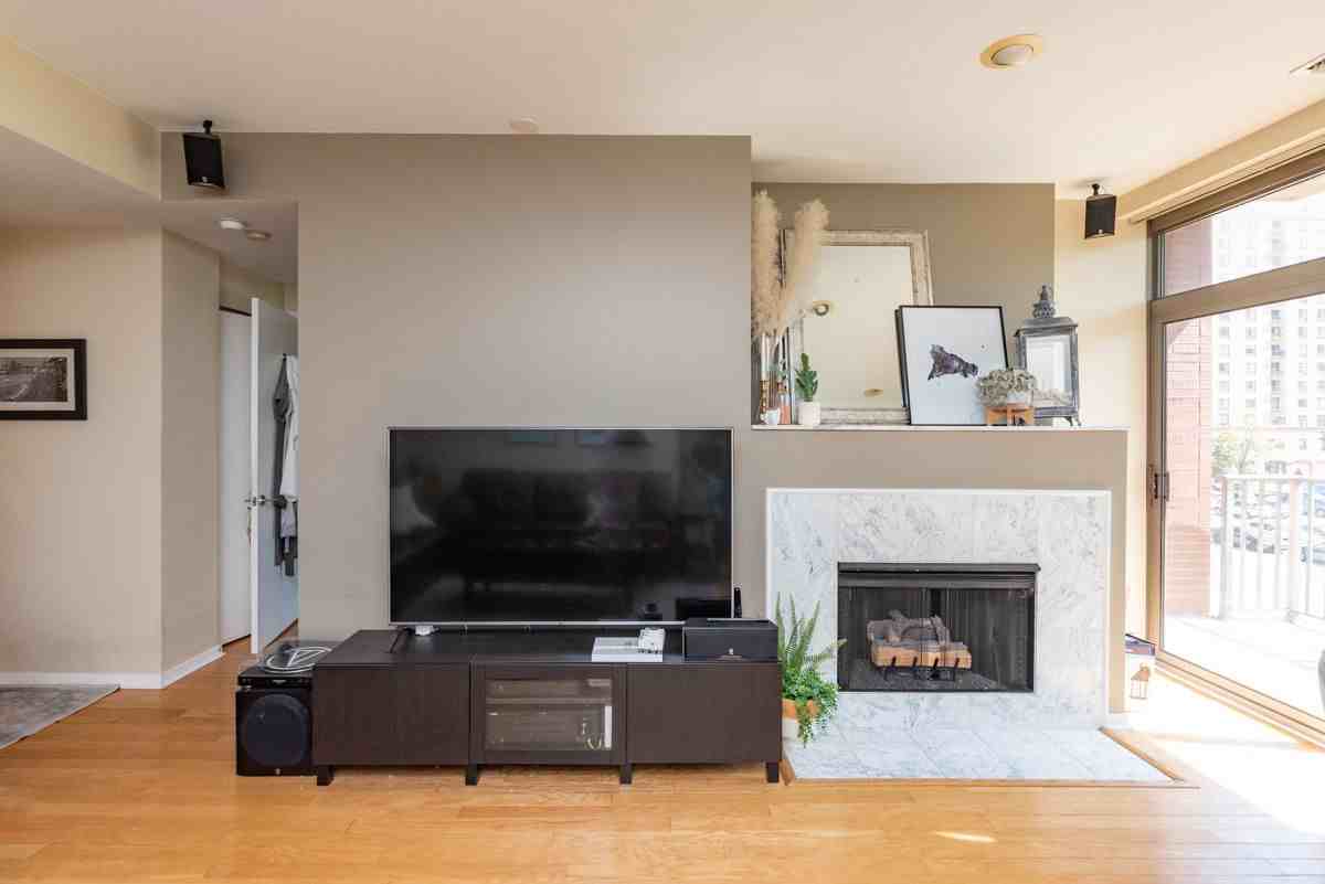 400 N Clinton St #307 - Photo 3 of 8