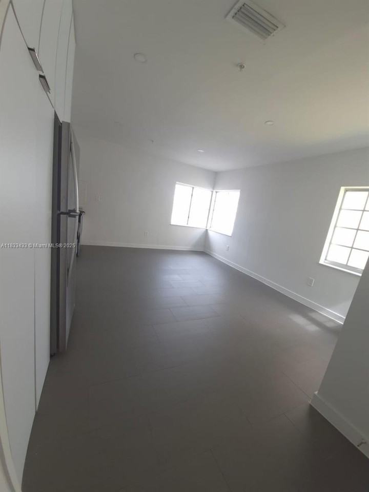 1211 Euclid Ave #11 - Photo 4 of 19