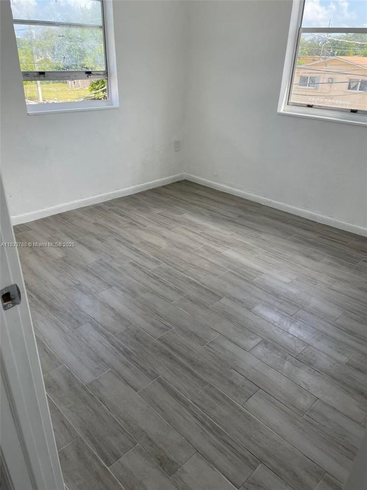 1261 Nw 59th St #4 - Photo 4 of 7