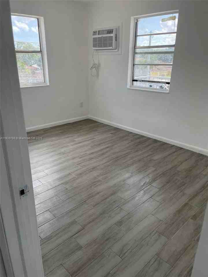 1261 Nw 59th St #4 - Photo 5 of 7