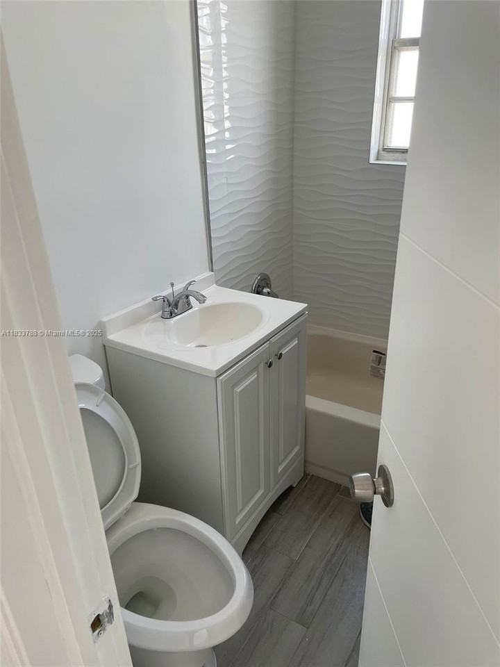 1261 Nw 59th St #4 - Photo 7 of 7