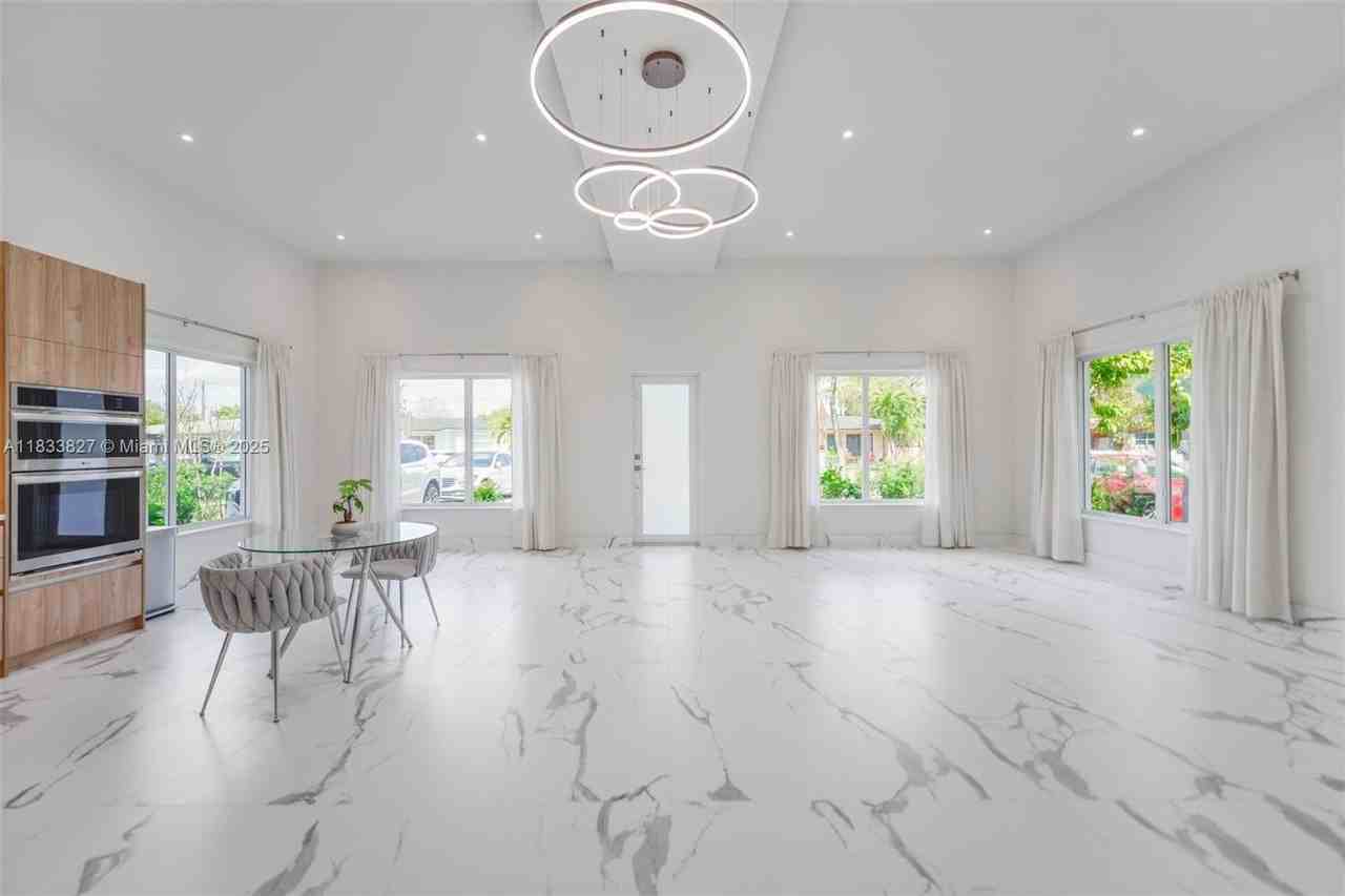 635 Sw 9th St #0 - Photo 3 of 39