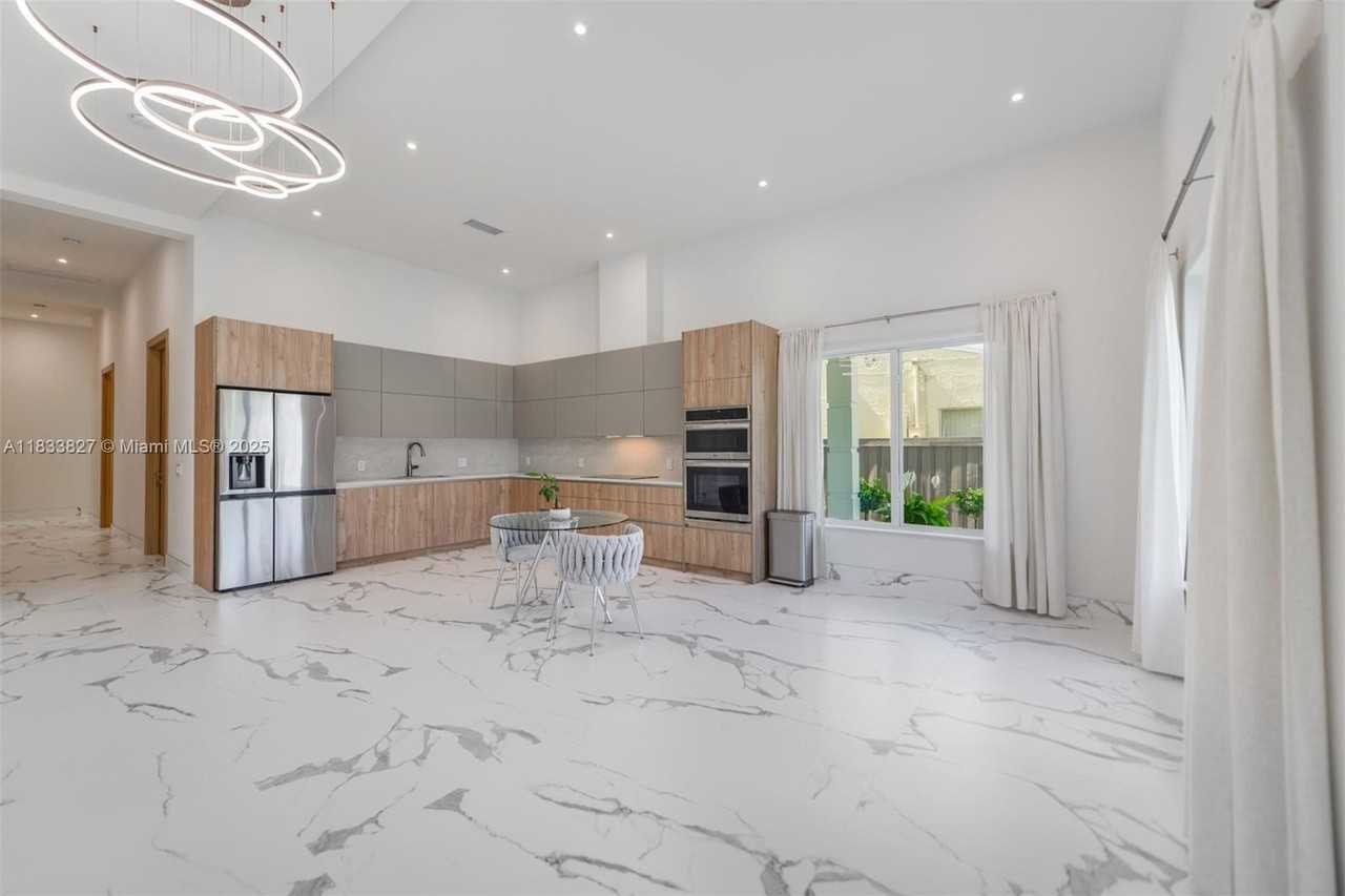 635 Sw 9th St #0 - Photo 4 of 39