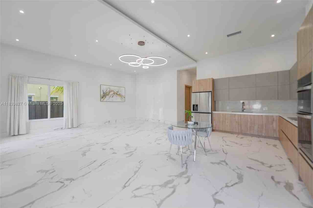 635 Sw 9th St #0 - Photo 5 of 39