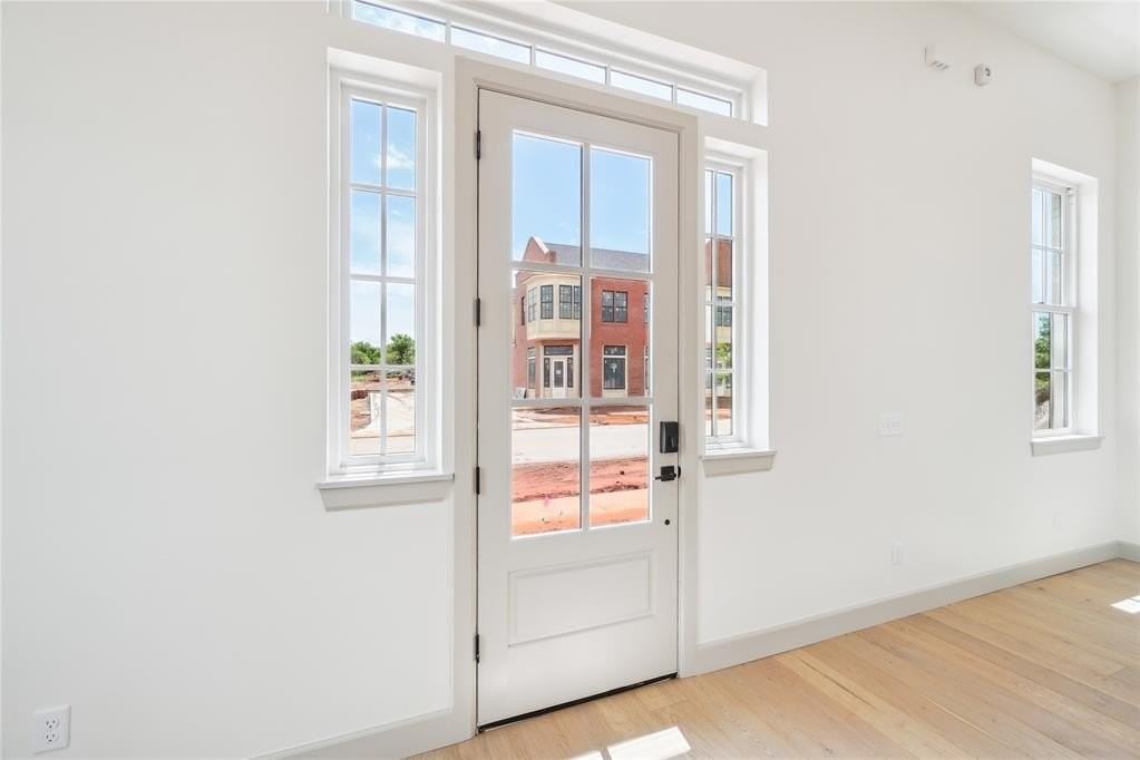 18835 18835 Selah Way - Photo 4 of 46