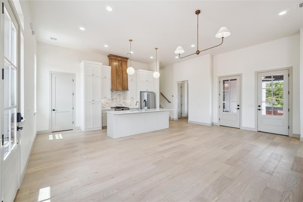 18835 18835 Selah Way - Photo 6 of 46