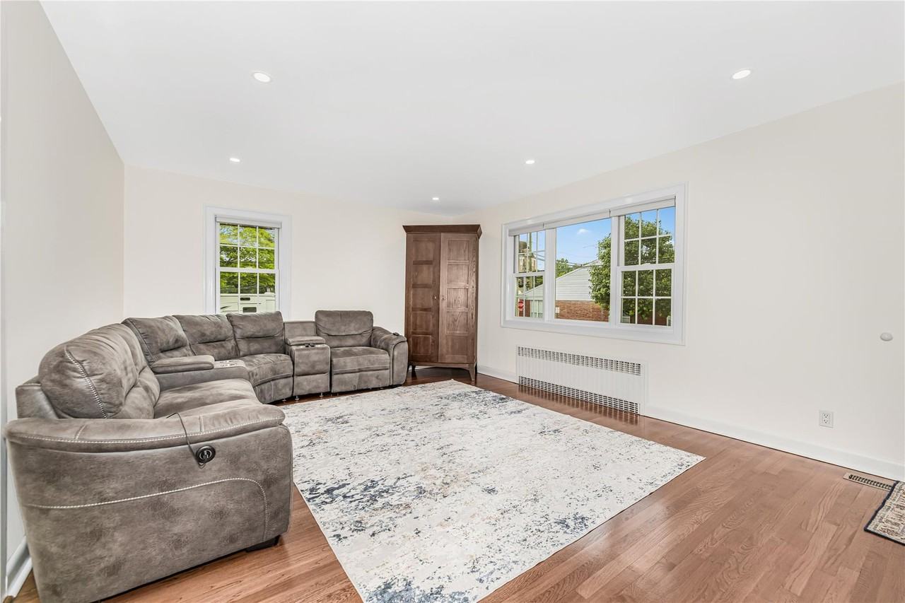 111 Frank Ave - Photo 3 of 20