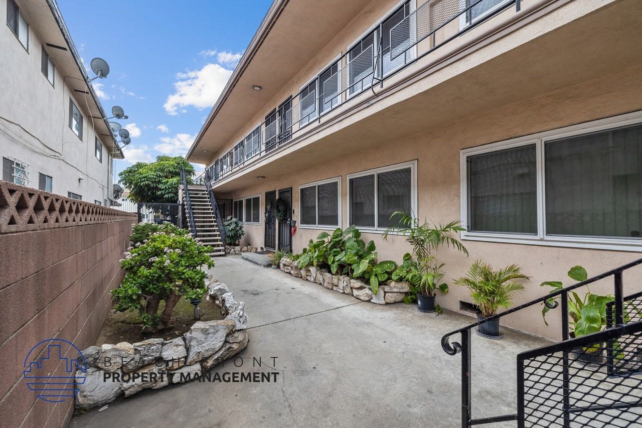 211 E. Tamarack Ave. - Photo 4 of 15