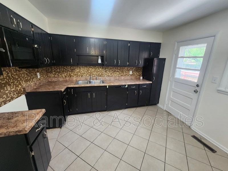 6126 Middlerose Cir - Photo 6 of 22