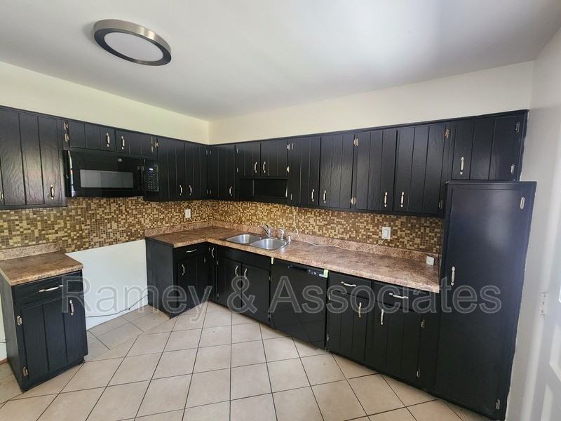 6126 Middlerose Cir - Photo 7 of 22